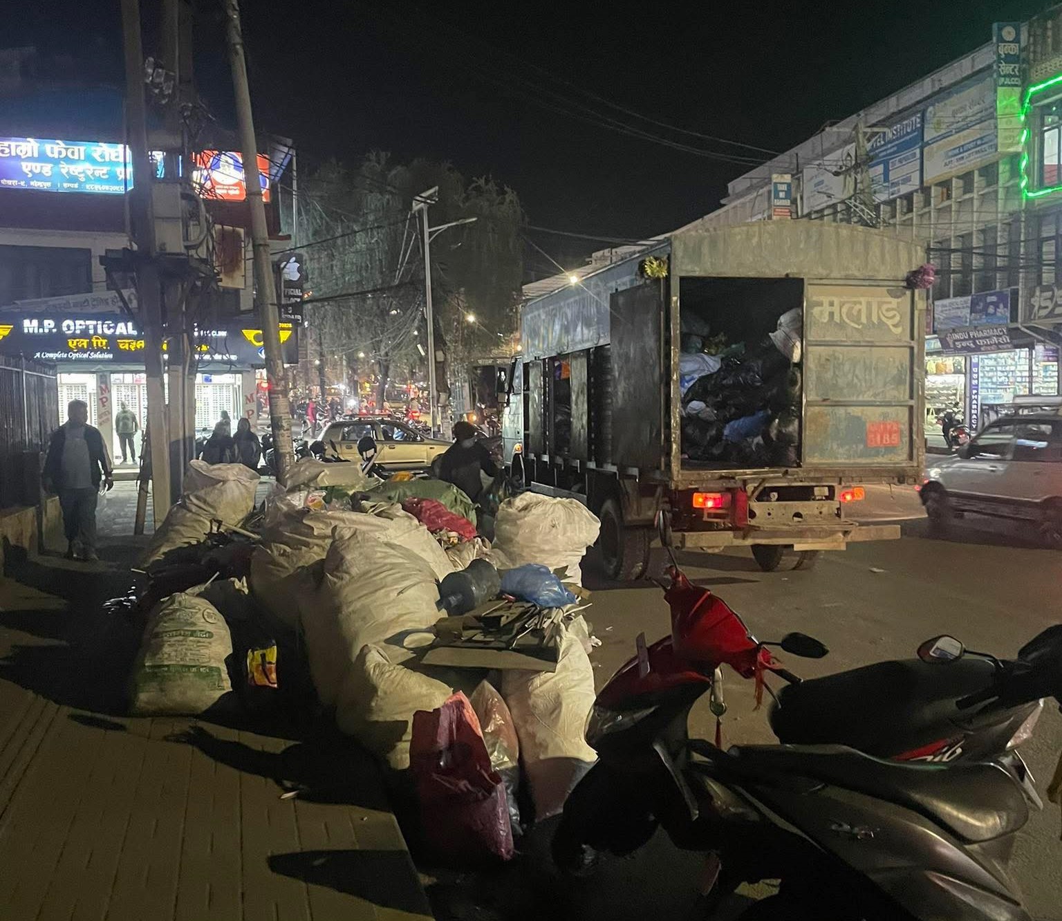 पोखरामा दुई सातापछि फोहर उठाउन थालियो 