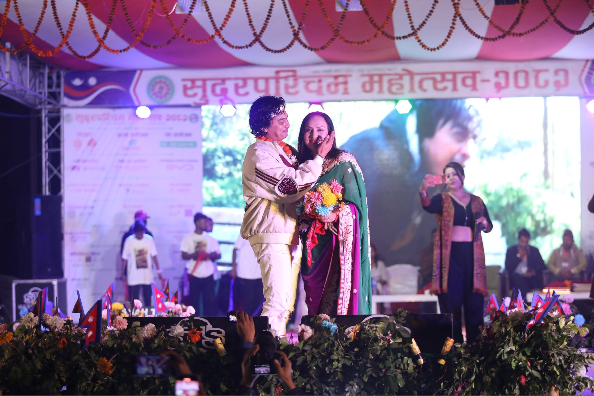 ‘आ बाट आमा’ को प्रचारमा  धनगढी पुगे पल र विपना