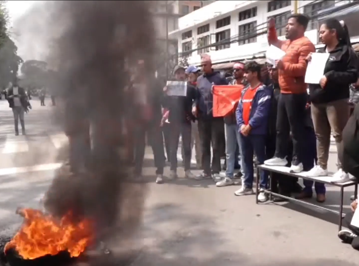 ओलीलाई पक्राउ गरेको विरोधमा अनेरास्ववियुले भृकुटीमण्डपमा गर्यो टायर बालेर प्रदर्शन