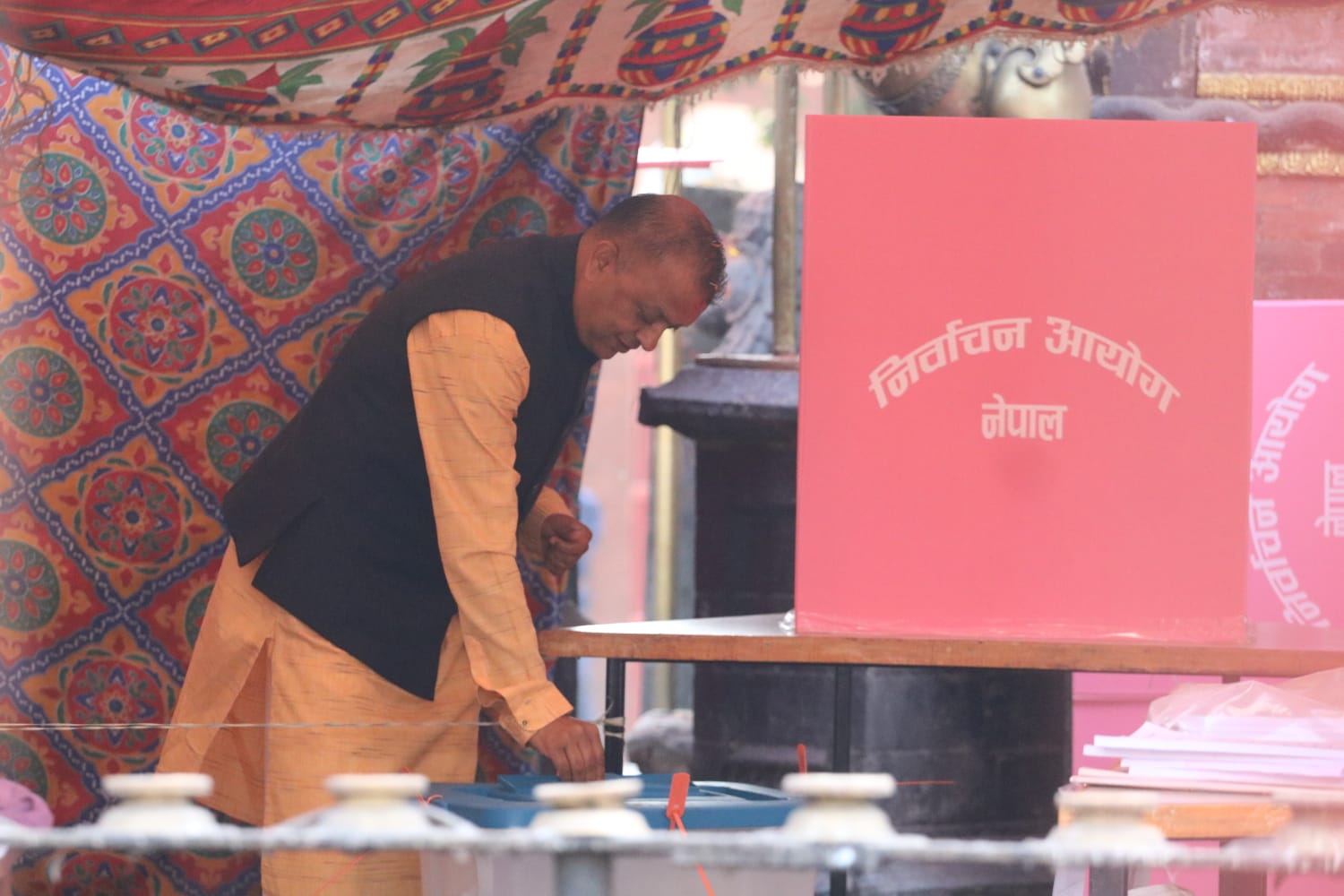 कांग्रेस सभापति थापाले गरे मतदान