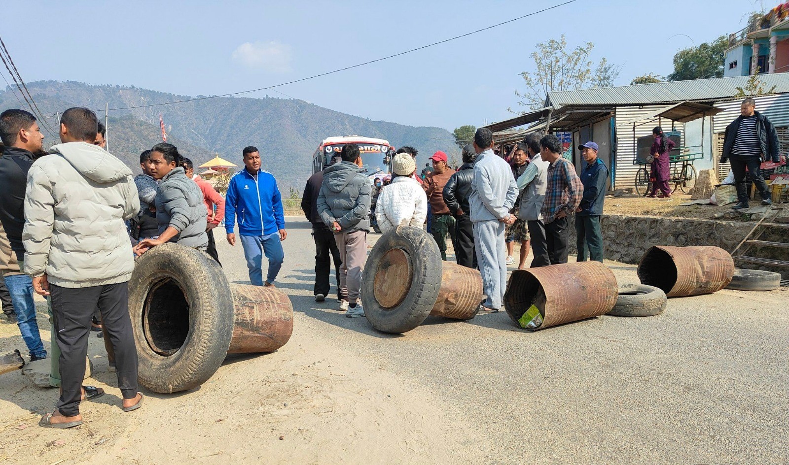 सिन्धुलीमा टाटासुमको ठक्करबाट एक बालकको मृत्यु, सडक अवरुद्ध