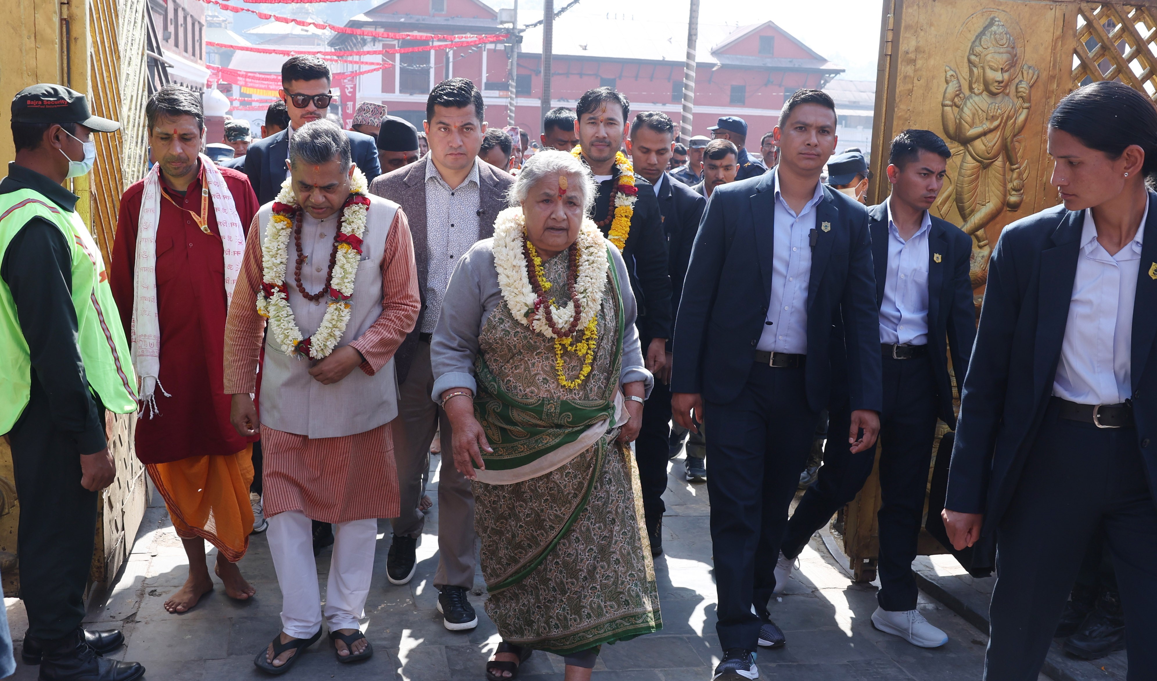 प्रधानमन्त्री कार्कीले पशुपतिनाथमा गरिन् रुद्राभिषेक पूजा