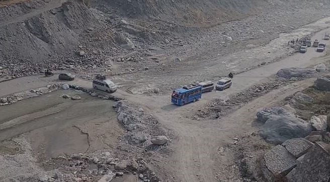 बिपी राजमार्गमा जोखिमपूर्ण यात्रा : रोशी खोलाको अस्थायी कच्ची सडकले बढायो दुर्घटनाको जोखिम