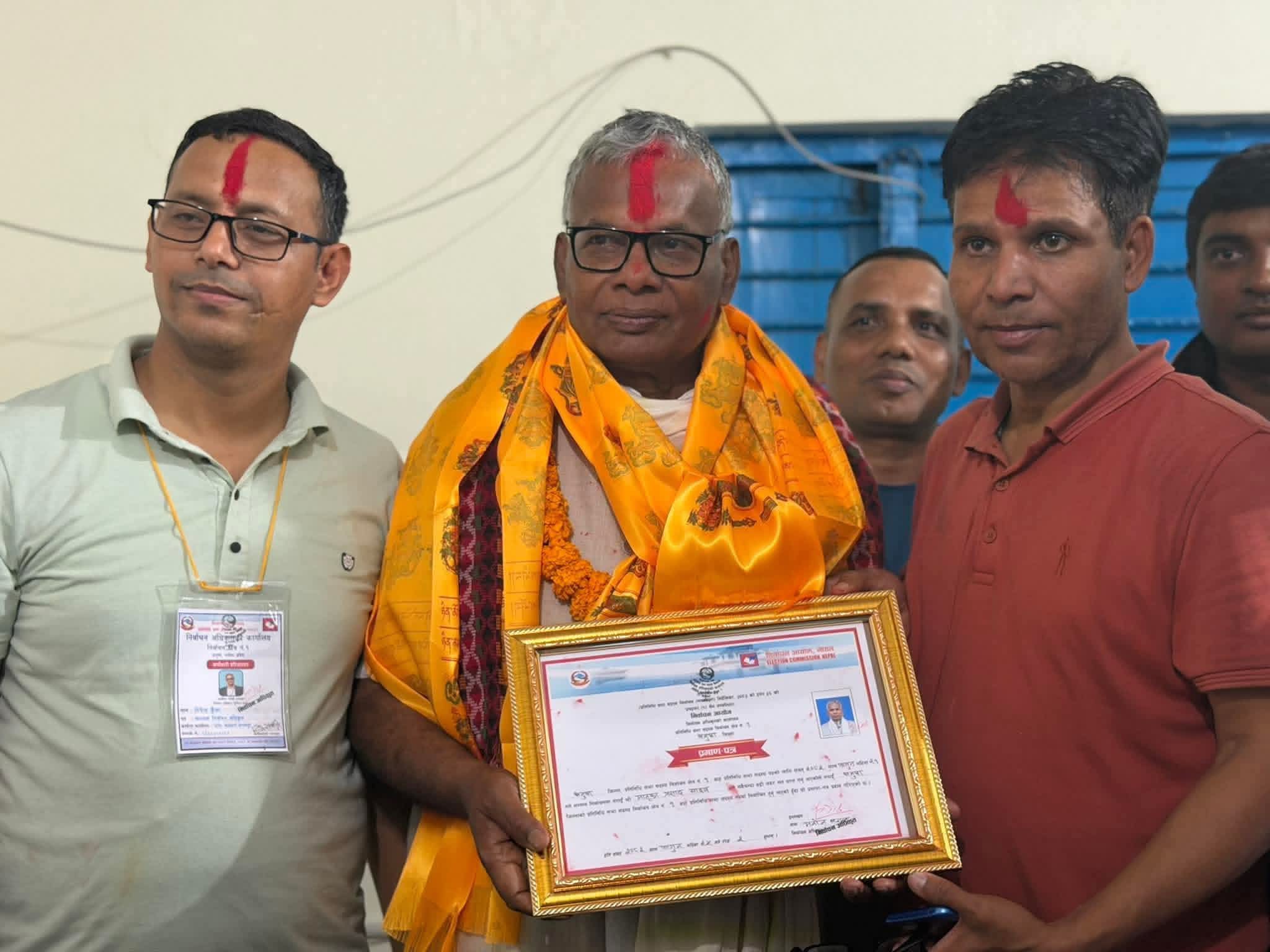 धनुषा–१ बाट निर्वाचित मातृका यादवले पाए निवार्चन आयोगबाट प्रमाणपत्र