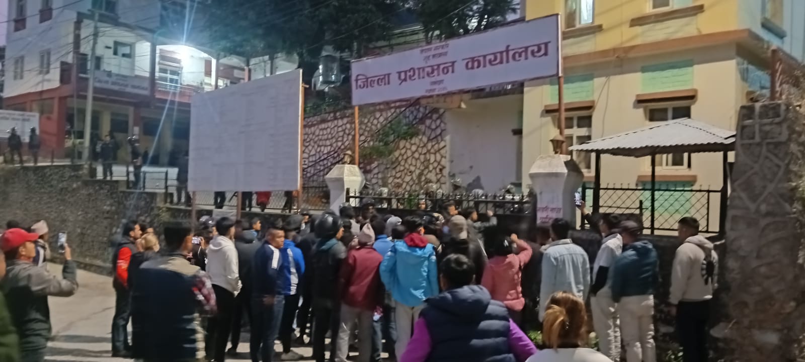 तामाकोसी बस दुर्घटना : प्रशासन–पीडितबीच ८ बुँदे सहमति, पोस्टमार्टम प्रक्रिया अघि बढ्ने