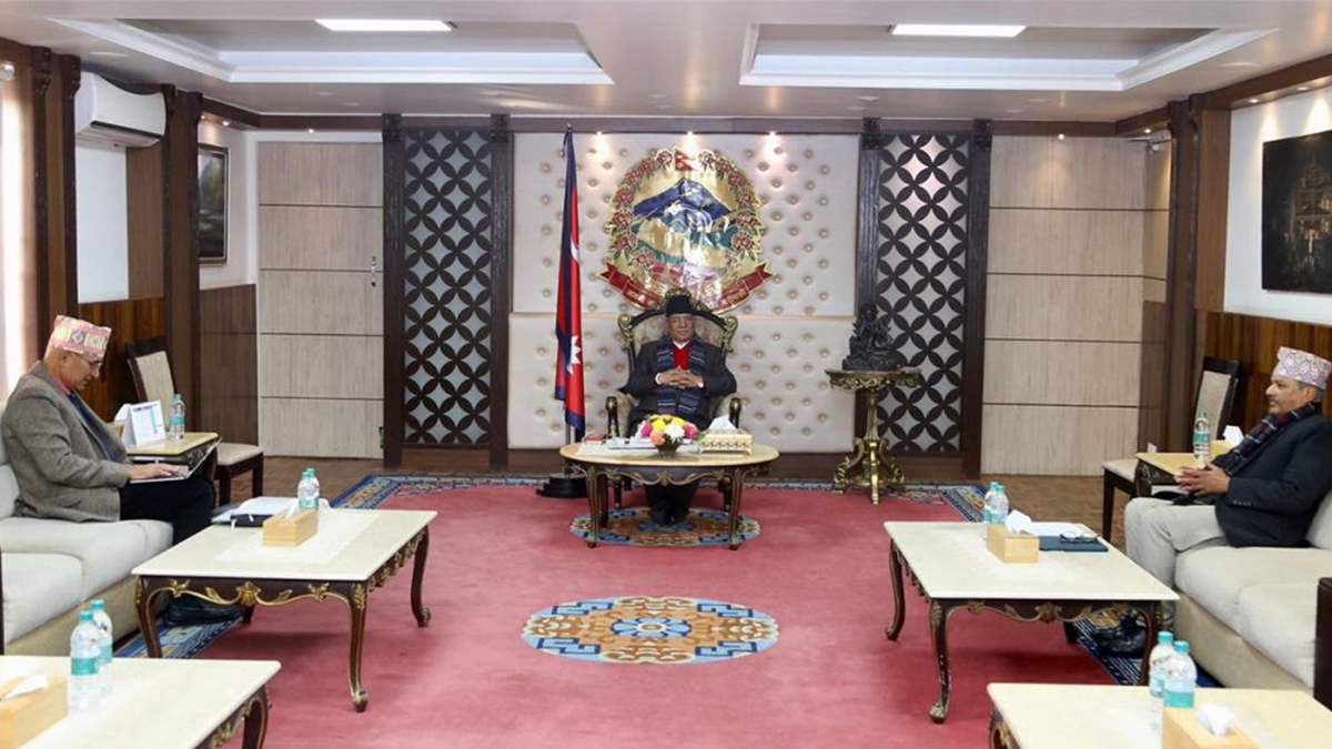 प्रधानमन्त्रीद्वारा अर्थमन्त्री र गभर्नरसँग छलफल