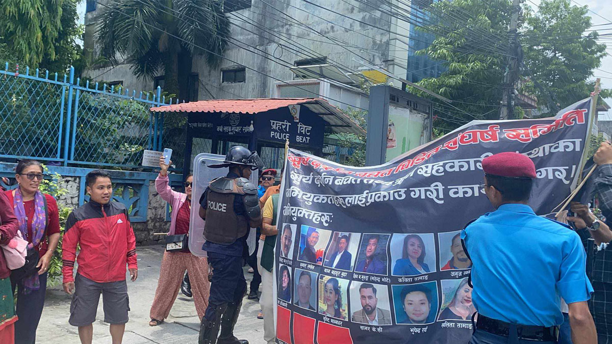 सहकारी पीडितले पोखरामा प्रधानमन्त्रीलाई देखाए कालो झण्डा