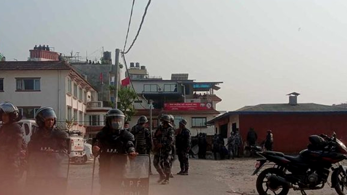 तोडफोड गर्दै राजावादीहरू माओवादी केन्द्र र एमाले कार्यालयतिर