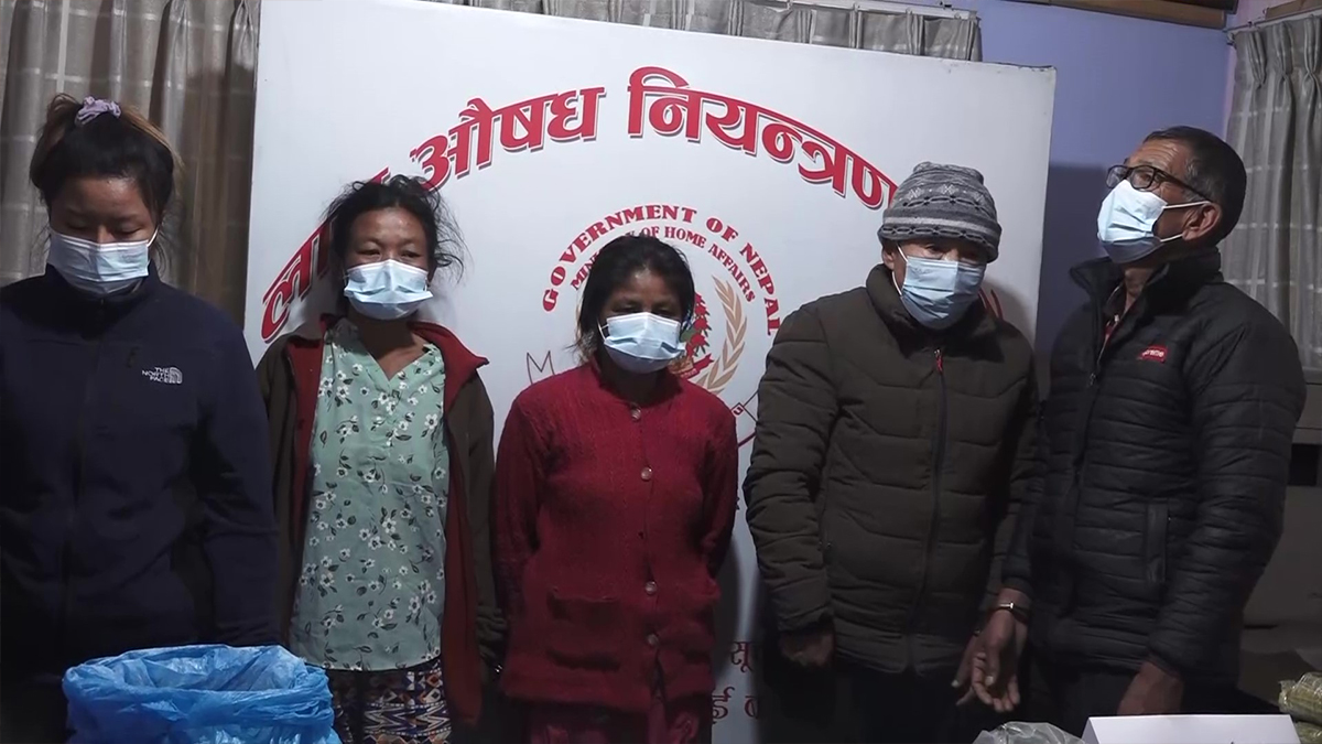 कोकिनसहित दुई विदेशी महिला पक्राउ