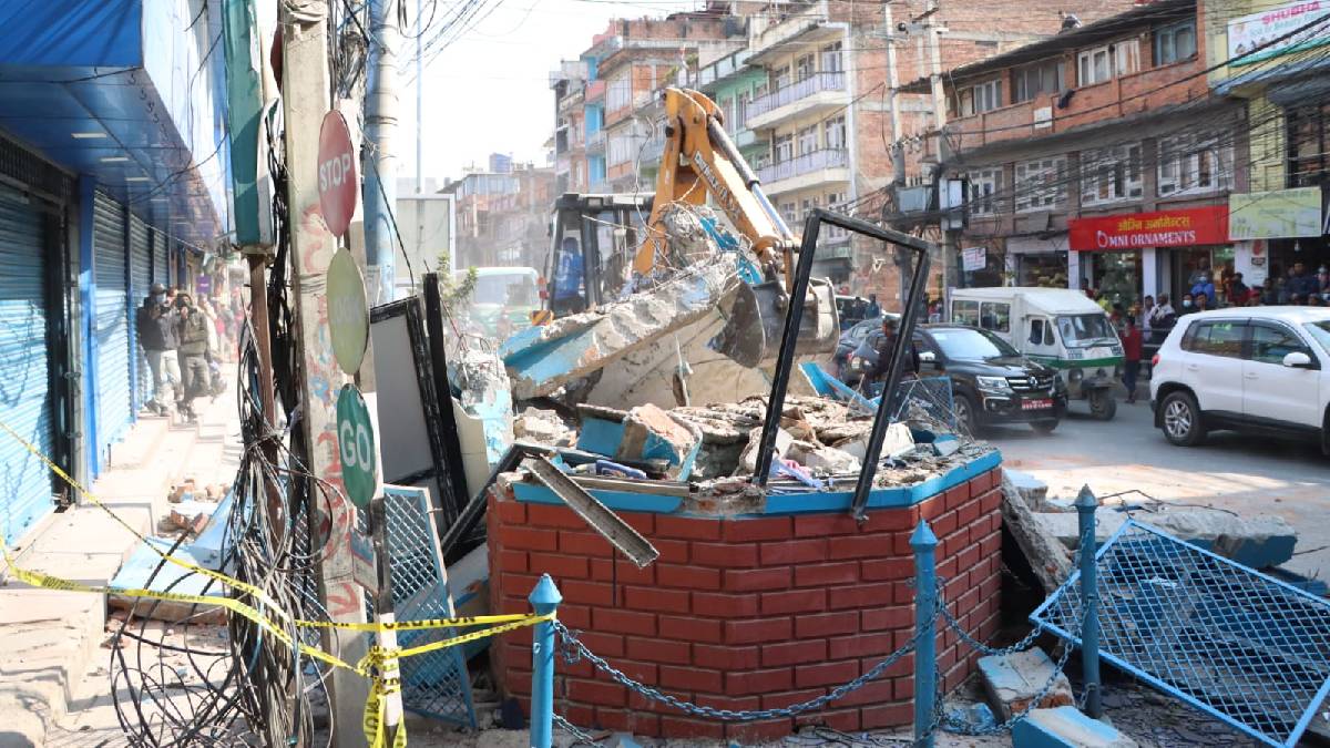 महानगरपालिकाले हटायाे सडक पेटीमा रहेकाे मैतीदेवी प्रहरी बिट 