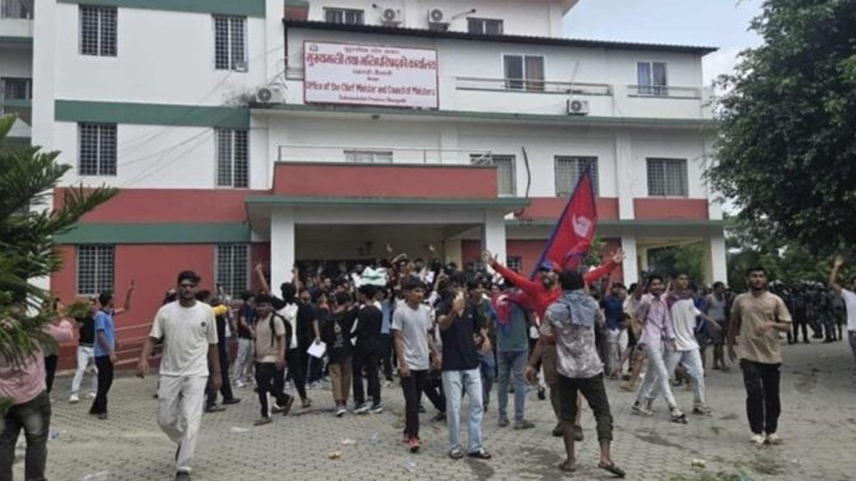 सुदूरपश्चिम प्रदेशको मुख्यमन्त्री कार्यालयमा प्रवेश गरे प्रदर्शनकारी