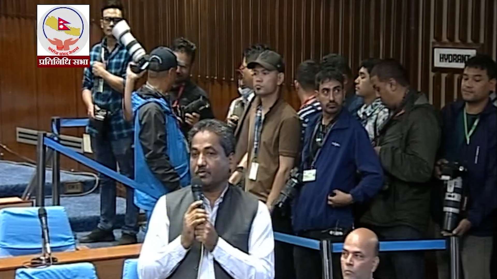 प्रधानमन्त्रीलाई प्रभु साहको प्रश्न– नदीमा खसेको बस र यात्रुहरूको अवस्था के छ?