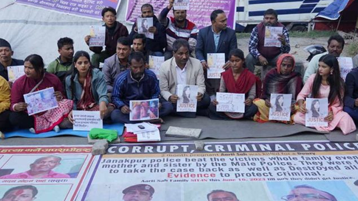 आरतीलाई न्यायको माग गर्दै पूर्व मन्त्री प्रभु साह धर्नामा 