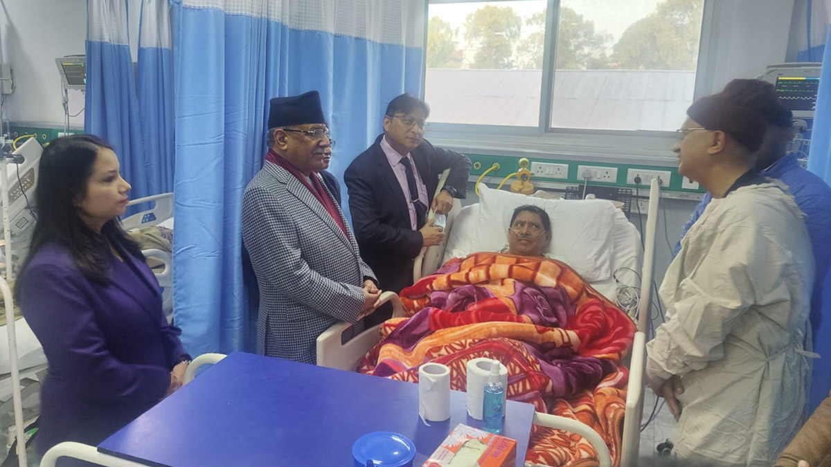 उपप्रधानमन्त्री श्रेष्ठको स्वास्थ्य अवस्था बुझ्न अस्पताल पुगे प्रधानमन्त्री दाहाल