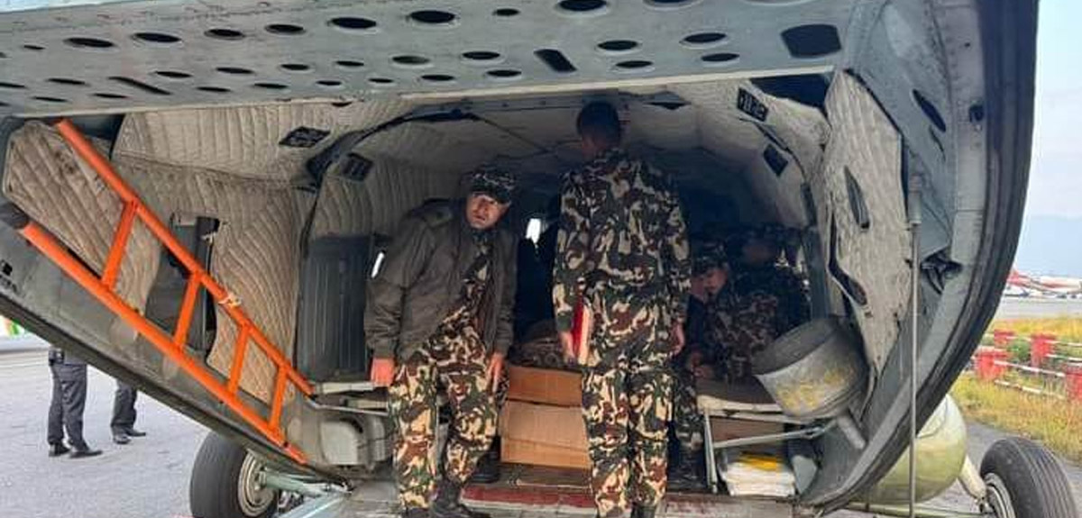 स्वास्थ्यकर्मीको टोली लिएर प्रधानमन्त्री दाहाल भूकम्प प्रभावित जाजारकोट प्रस्थान