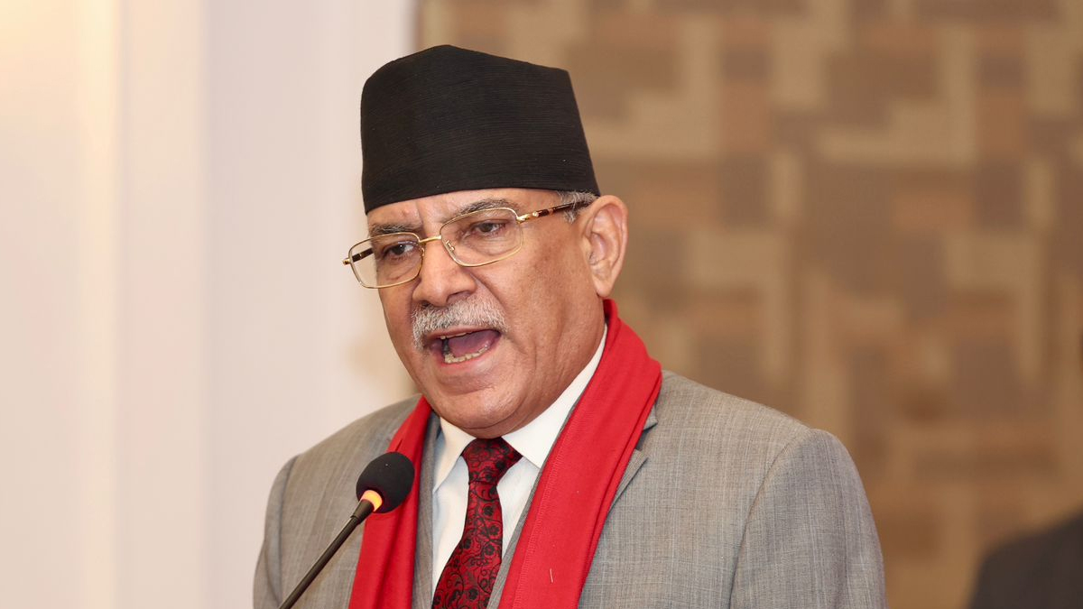 प्रधानमन्त्री प्रचण्ड उपप्रधानमन्त्री खड्काको स्वास्थ्य बुझ्न छाउनी अस्पतालमा 