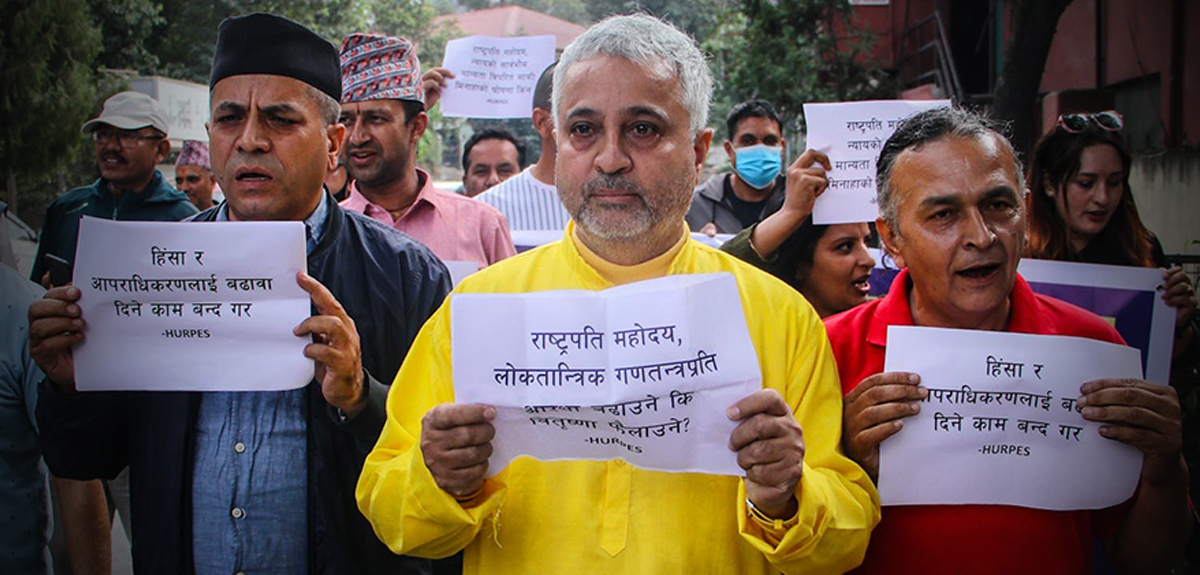 राष्ट्रपति भवनअगाडि विरोध प्रदर्शन, १३ जना पक्राउ [तस्बिरहरू]