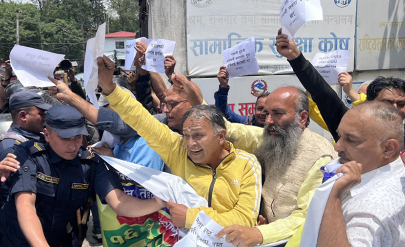 शरणार्थी प्रकरणका दोषीलाई कारबाहीको माग गर्दै प्रदर्शन