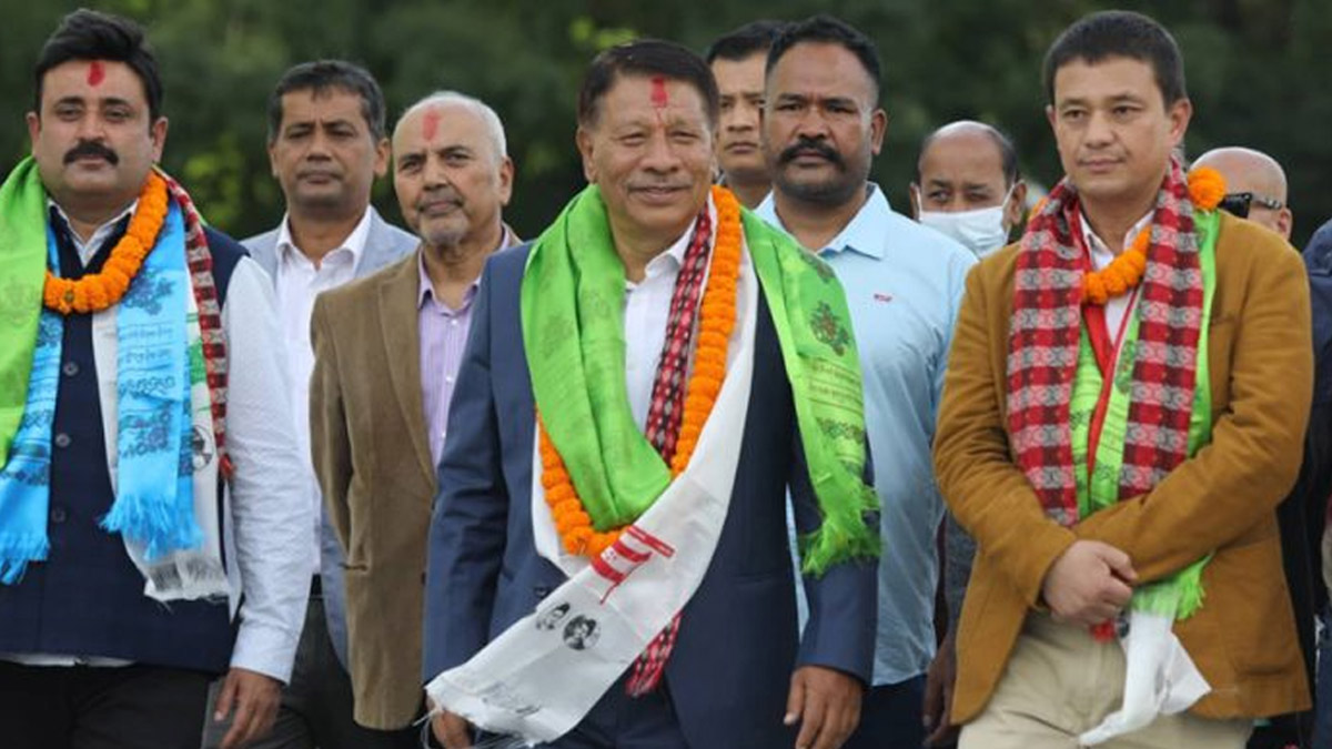 काठमाडौं–१ मा प्रकाशमान र रवीन्द्र मिश्रले गराए उम्मेदवारी दर्ता