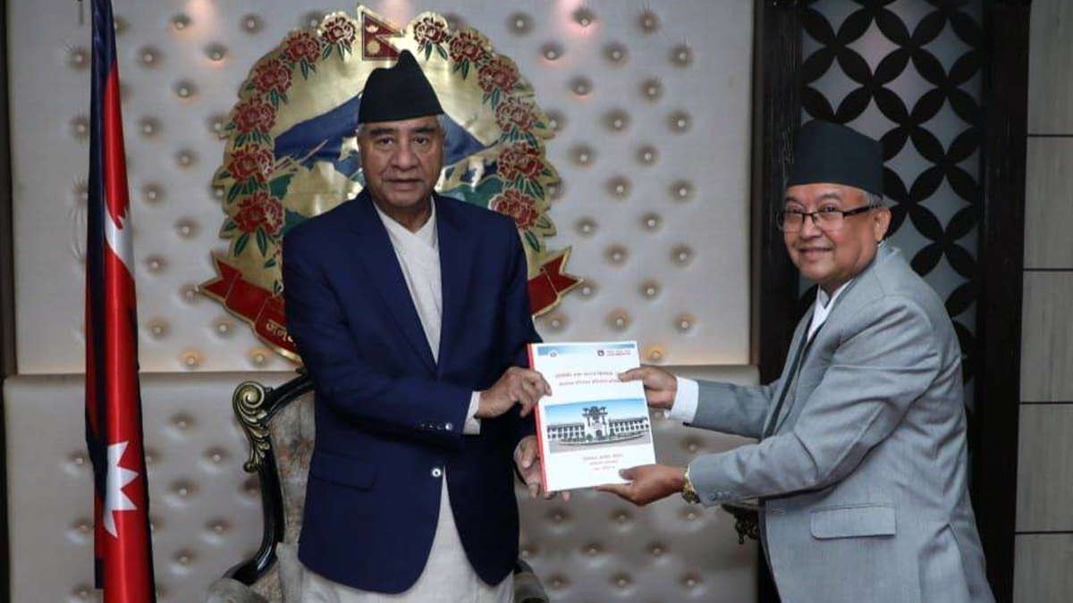 आयोगले प्रधानमन्त्री देउवासमक्ष बुझायो निर्वाचन प्रतिवेदन