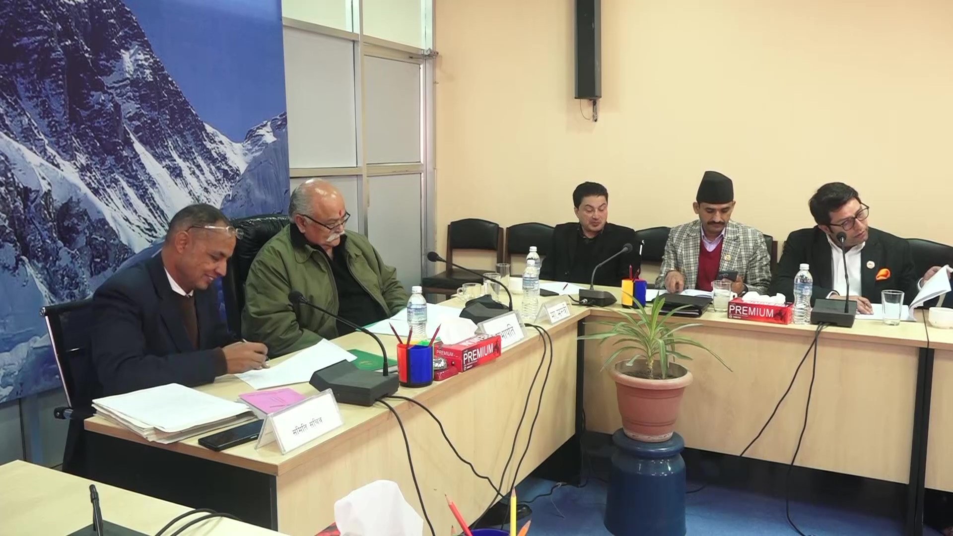 डेडिकेटेड र ट्रंक लाइनका सम्बन्धमा ऊर्जामन्त्रीसंग जानकारी लिइने