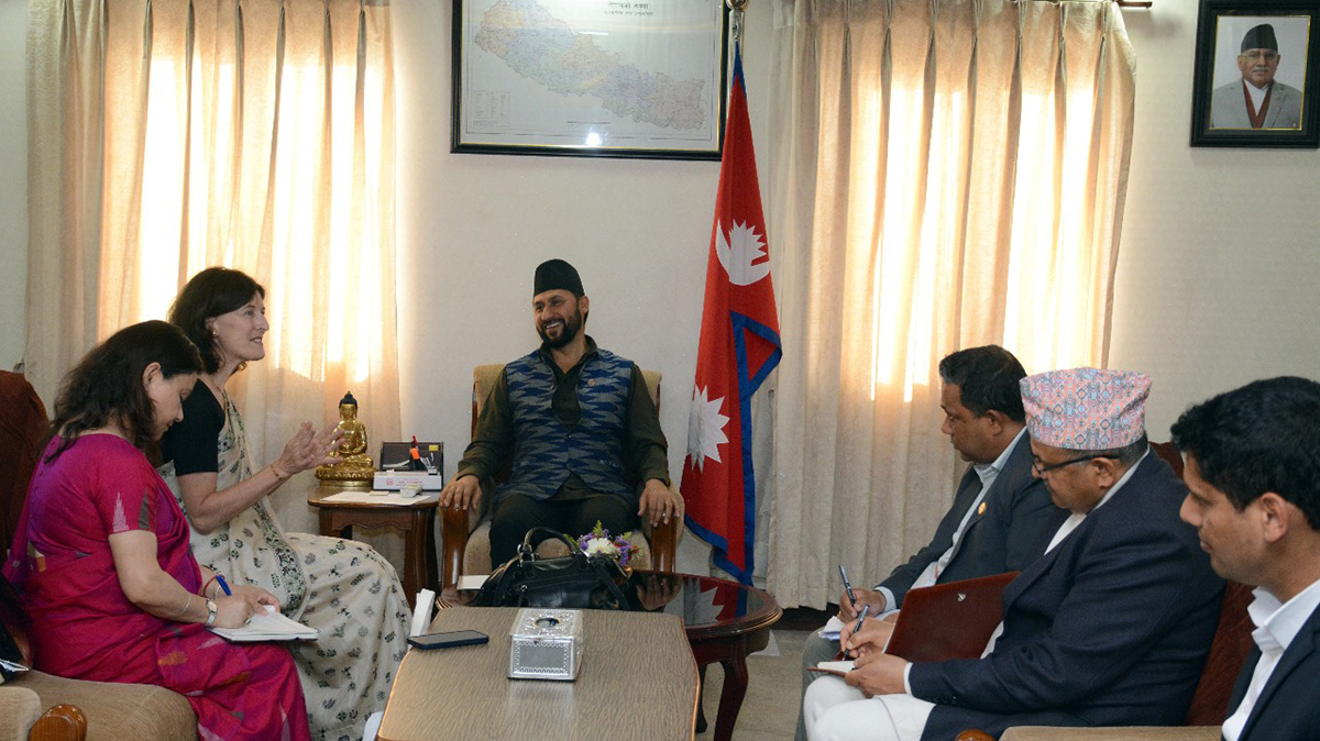 गृहमन्त्री लामिछाने र विश्व बैंकका देशीय निर्देशकबीच भेट