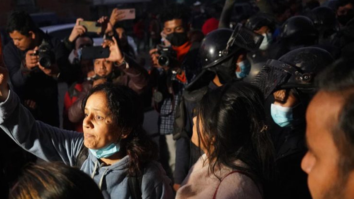 सर्वाेच्च बाहिर प्रदर्शन गर्ने रवि लामिछानेका समर्थकहरू पक्राउ