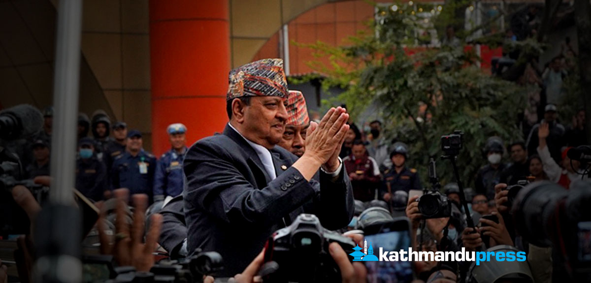 काठमाडौं आइपुगे पूर्वराजा ज्ञानेन्द्र शाह, समर्थकद्वारा प्रधानमन्त्रीविरुद्ध नाराबाजी  
