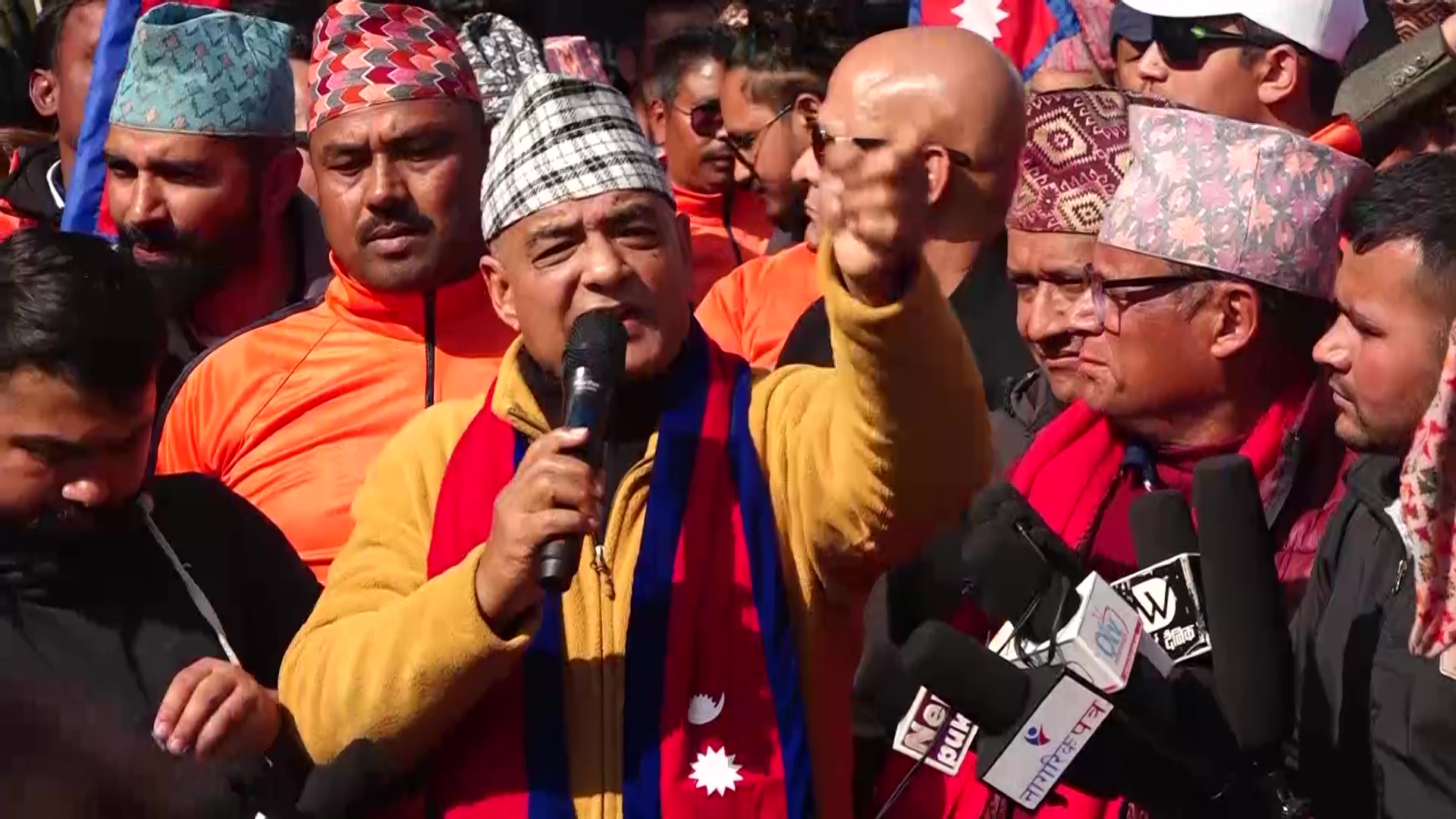 नारायणहिटी संग्रहालय अगाडि राजसंस्था समर्थककाे प्रदर्शन