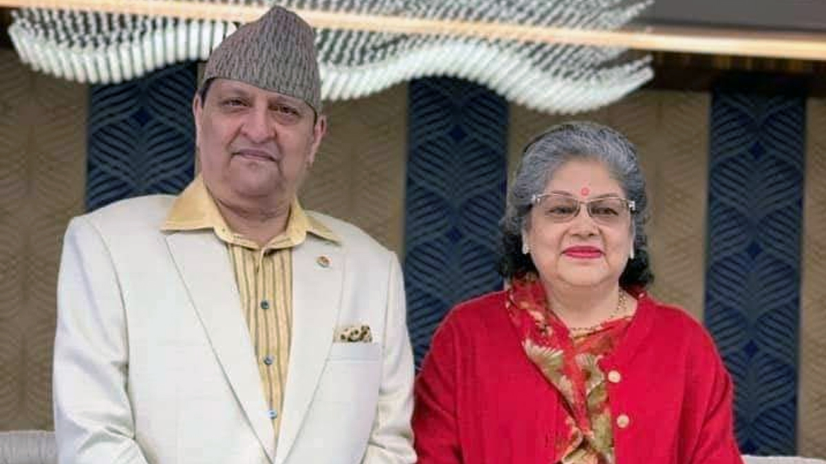 पूर्व राजदम्पतीले सर्वसाधारणलाई टीका लगाइदिने