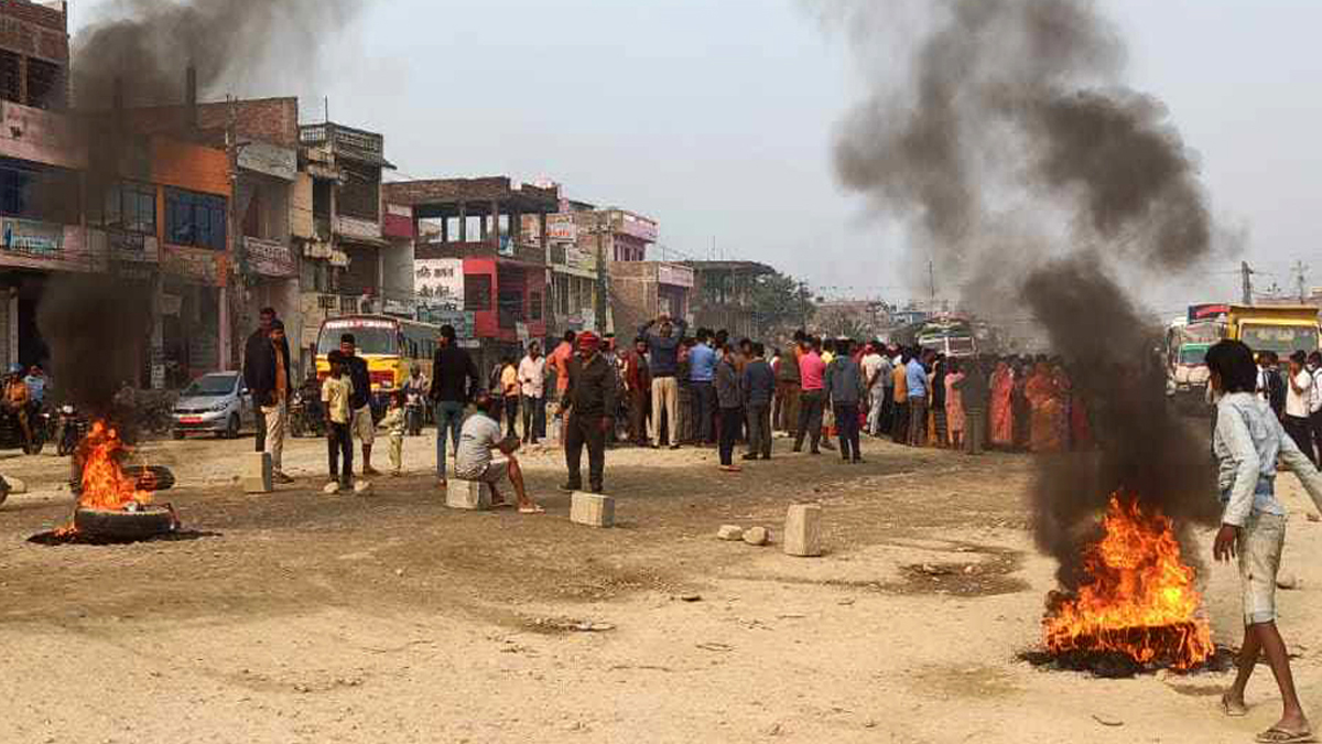 प्रधानाध्यापकको हत्या आशंकामा पूर्व-पश्चिम राजमार्ग अवरुद्ध