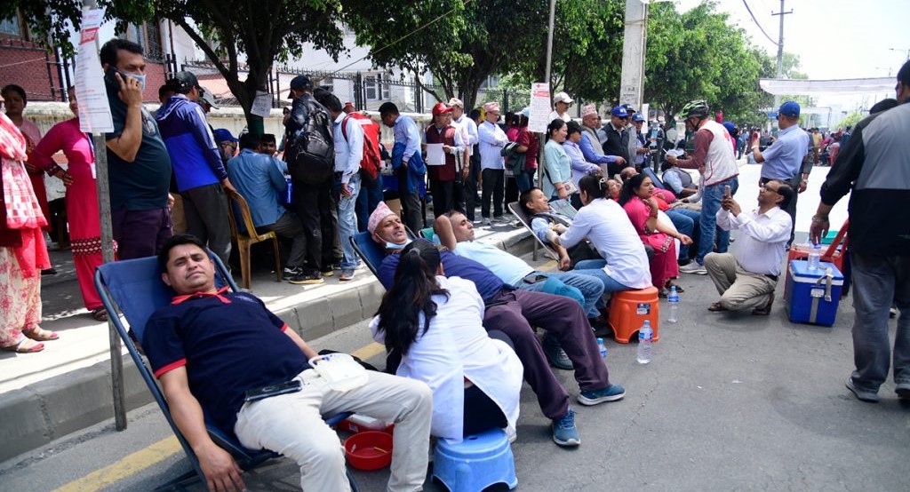 शिक्षकहरुद्वारा आन्दोलनको रुप फेर्दै रक्तदान