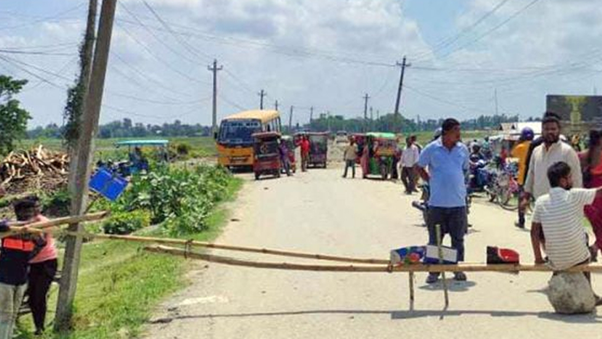 र्यापर गिरिश खतिवडासहित तीनजनालाई कारबाहीकाे माग गर्दै रंगेली–विराटनगर सडक अवरुद्ध