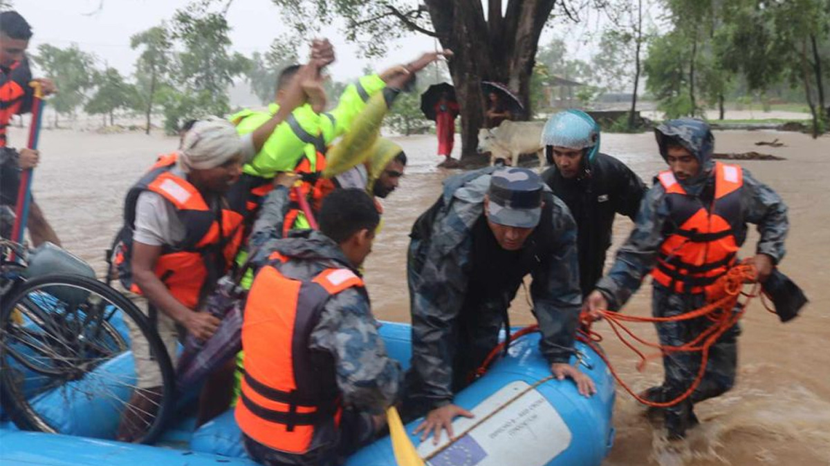 राप्तीमा बाढीमा फसेका २ जनाको उद्धार, १ जना वेपत्ता
