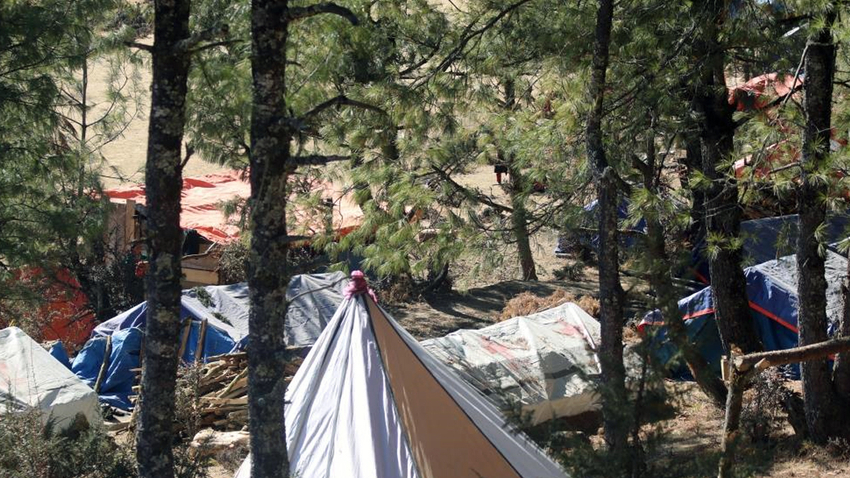 शान्त रारा तालको छेउमै अव्यवस्थित बस्ती
