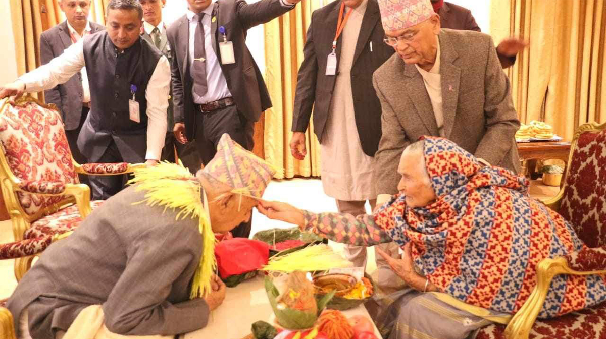 राष्ट्रपति पौडेलद्वारा ९१ वर्षीया भाउजूबाट टीका ग्रहण