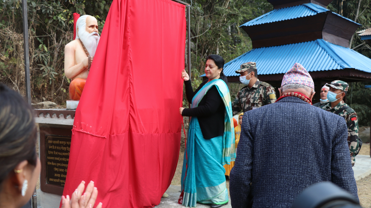 राष्ट्रपतिद्वारा षडानन्द र योगमायाको सालिक अनावरण