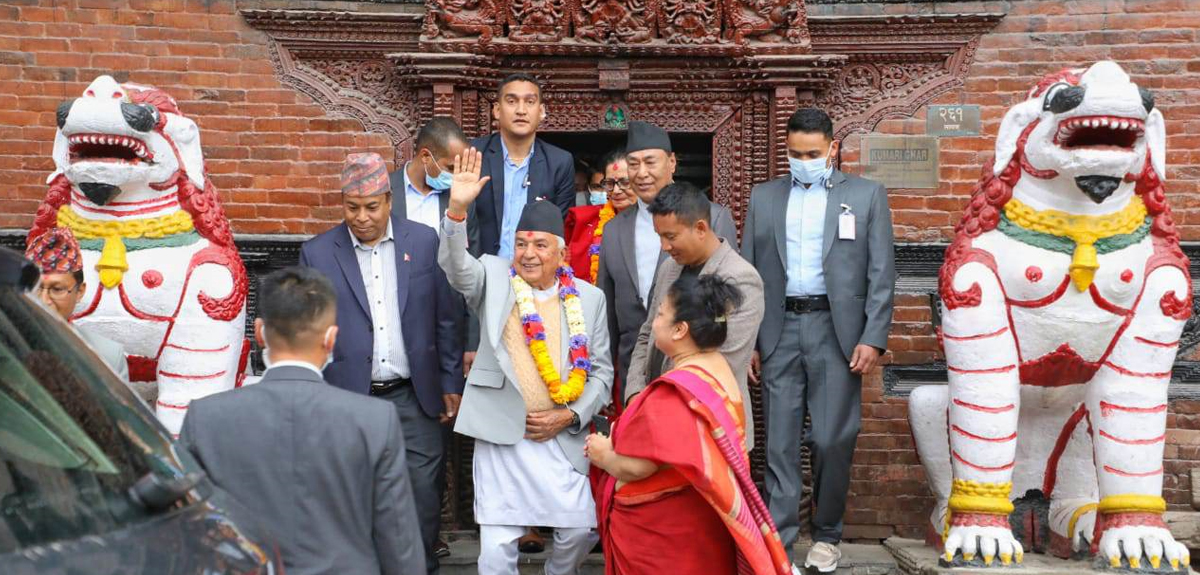 बिनातामझाम वसन्तपुर पुगेर राष्ट्रपतिले गरे कुमारीको दर्शन