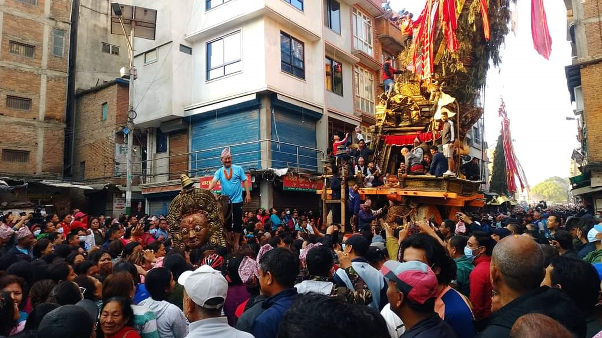 महिलाले ताने रातो मच्छिन्द्रनाथको रथ