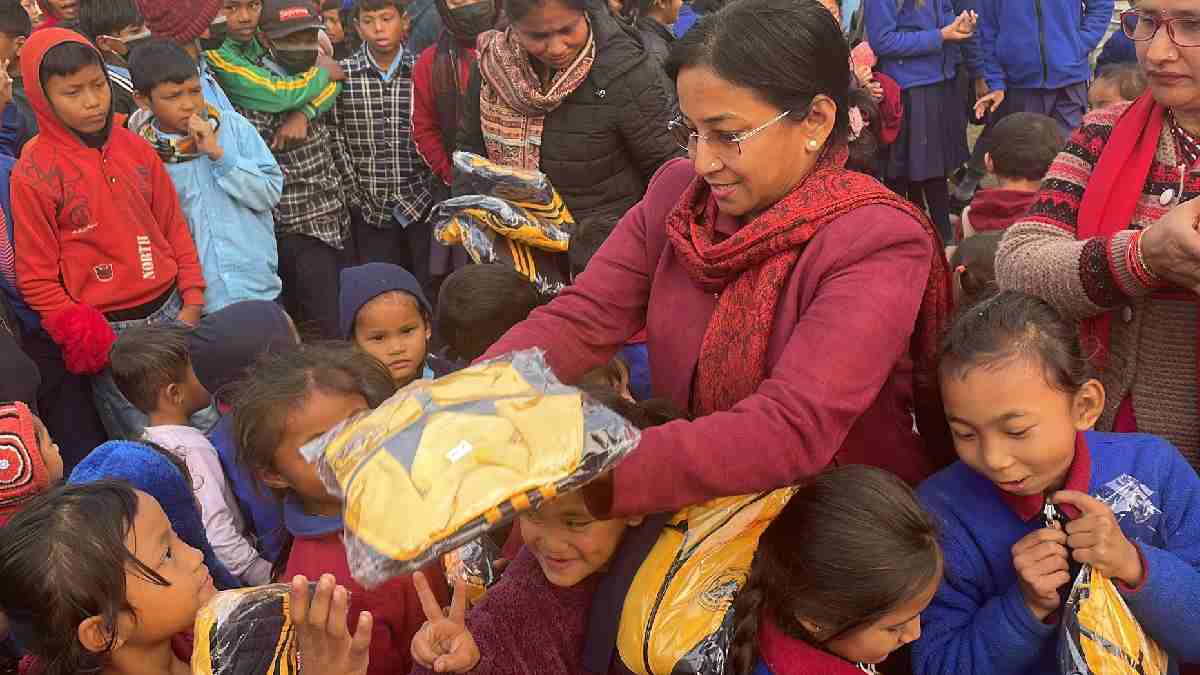 भरतपुर महानगरद्वारा विपन्न परिवारका हजार विद्यार्थीलाई न्यानो कपडा वितरण