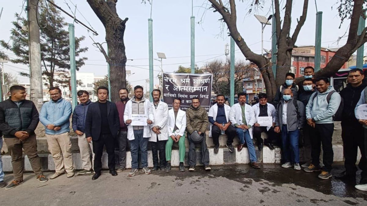 आवासीय चिकित्सकहरुले गरे माइतीघरमा प्रदर्शन