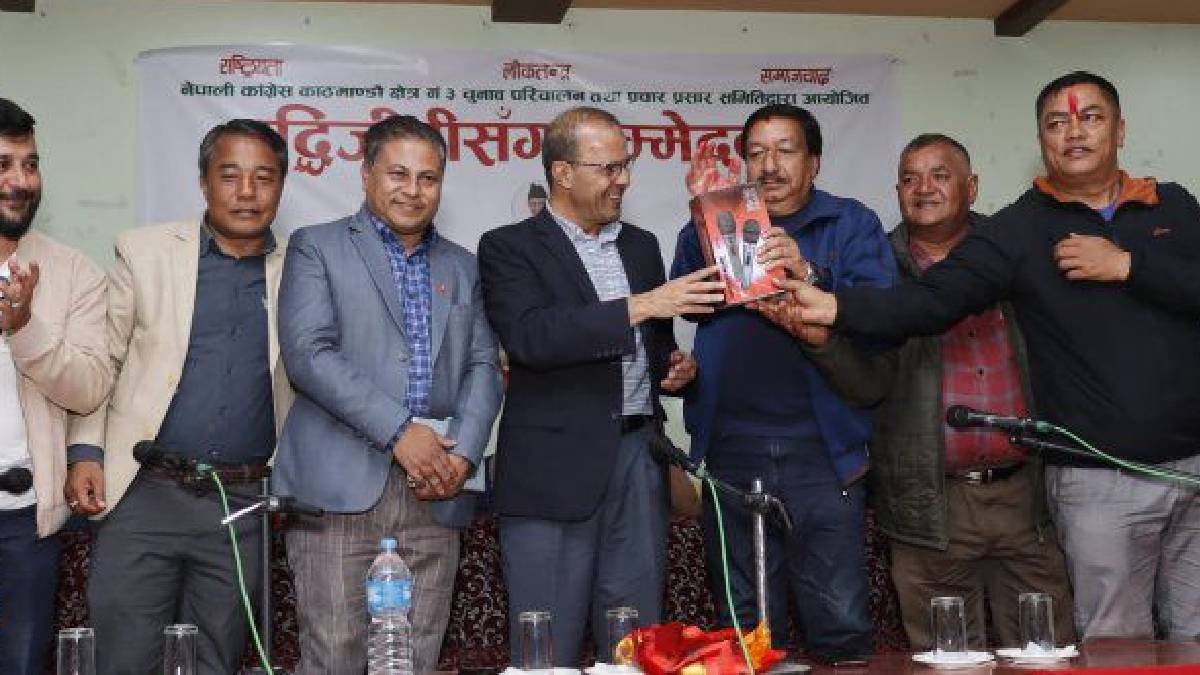 काठमाडौं-३ का उम्मेदवार चालिसेलाई डा. रिजालले दिए माइक उपहार