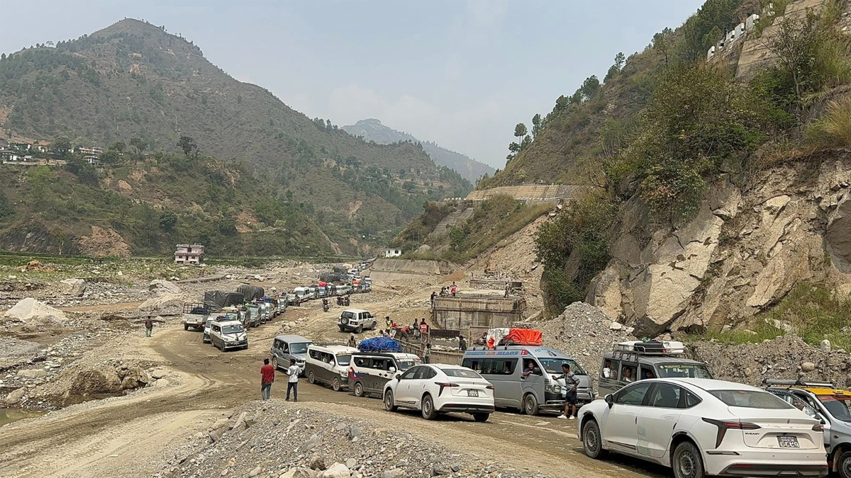 रोशी खोलाको बाढीपछि अवरुद्ध बीपी राजमार्ग सञ्चालनमा