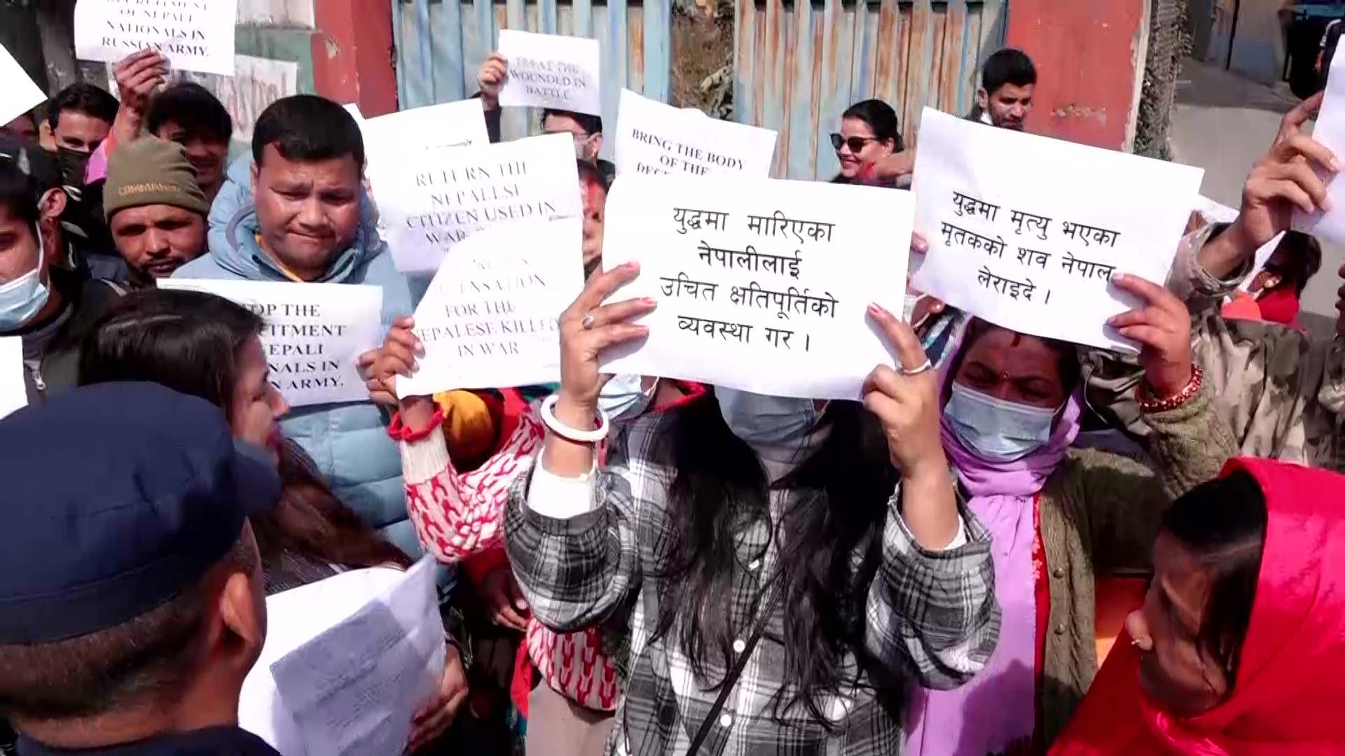 रुसी सेनामा भर्ती भएका नेपालीका परिवारजनले दूतावास अगाडि दिए धर्ना