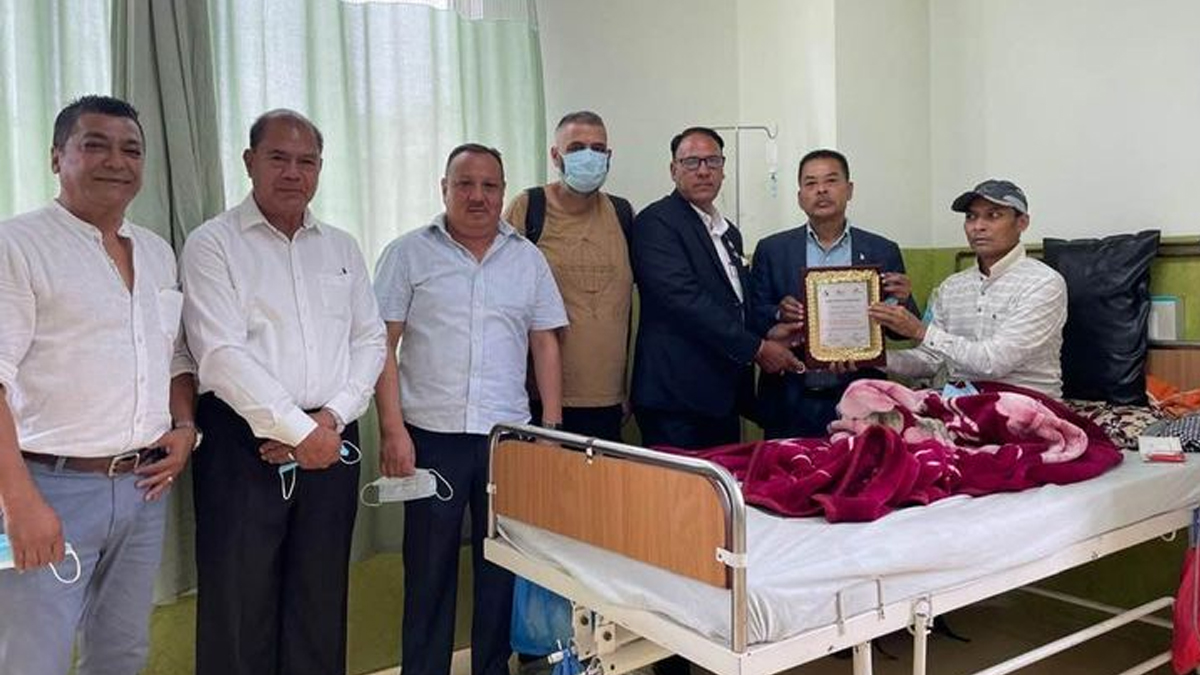 मृगौलापीडित पत्रकार दियालीलाई श्रेष्ठले गरे १ लाख हस्तान्तरण 