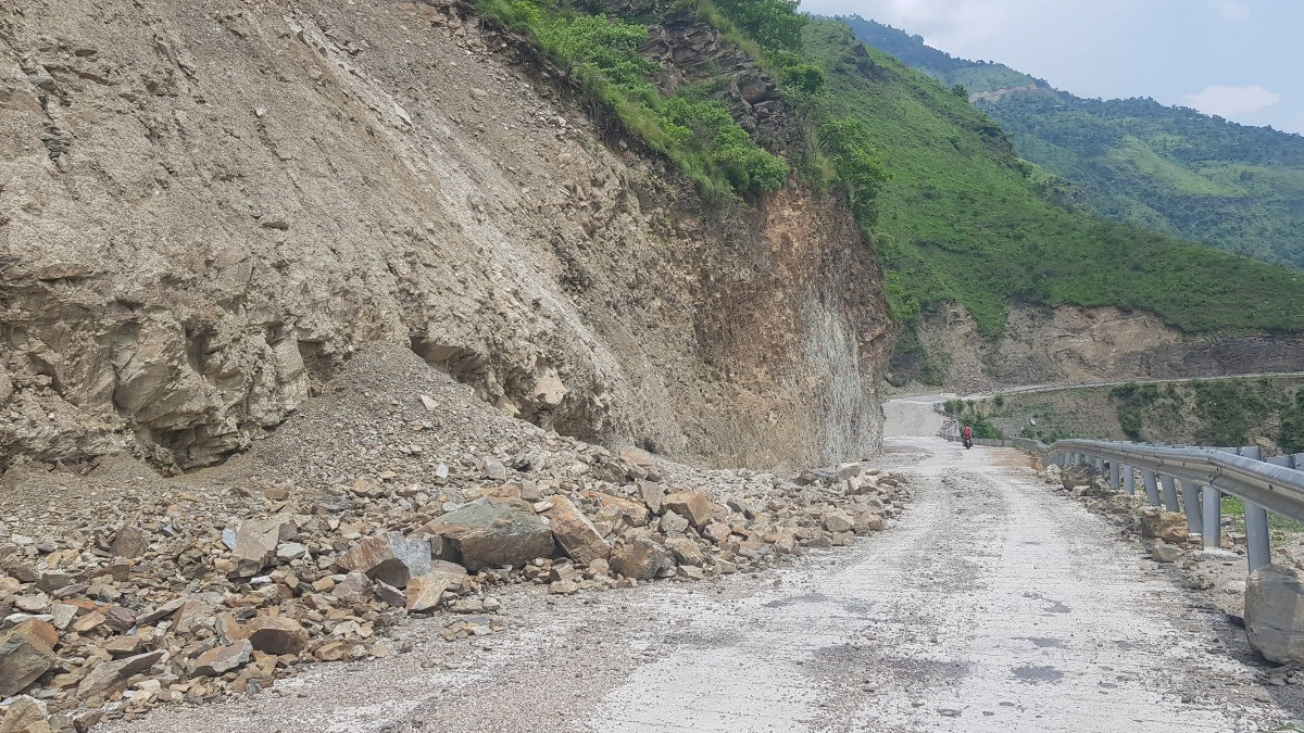 मध्यपहाडी लोकमार्गको सडक धसियो