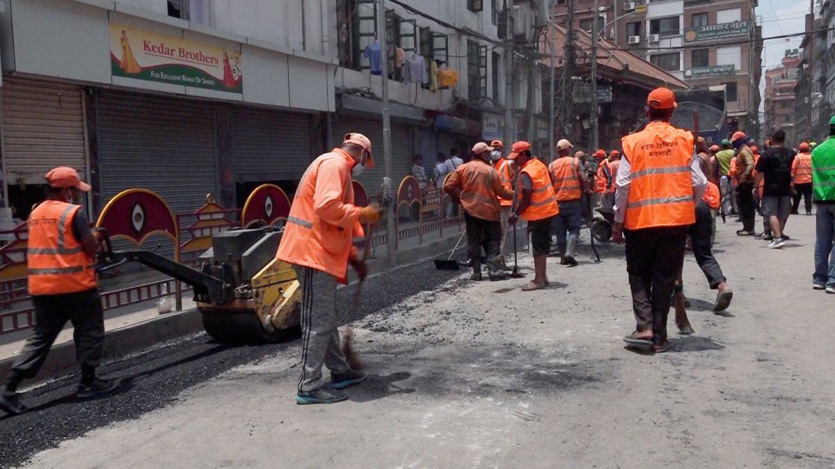 महानगरले फुटपाथ बनाउन भत्काएको बाटोमा सडक विभागको कालोपत्रे