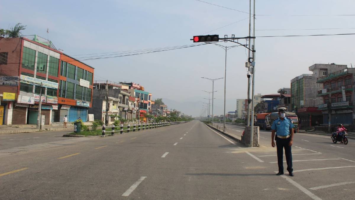 तपाईं दायाँ लेनबाट सवारी चलाउँदै हुनुहुन्छ ? सावधान, कारबाहीमा पर्नुहोला !
