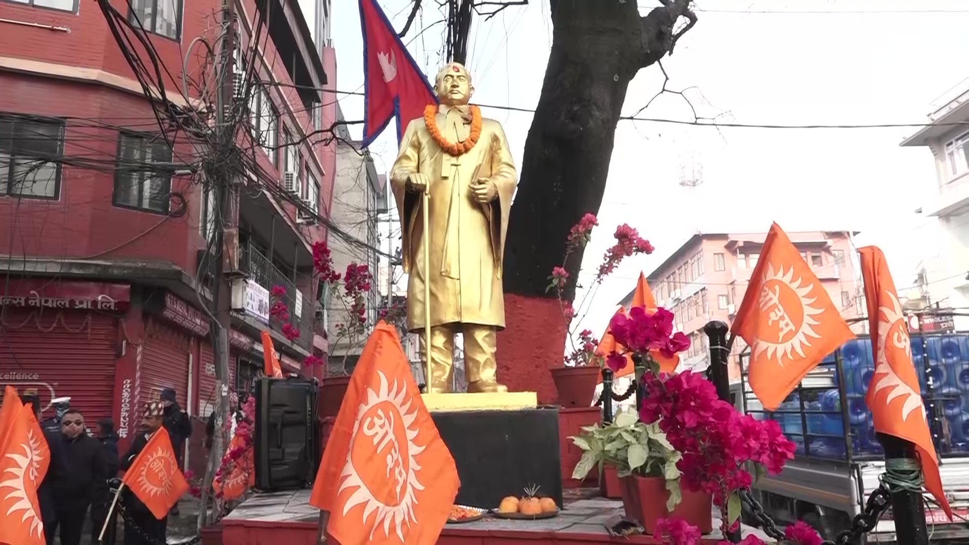 शुक्रराज शास्त्रीको सालिकमा माल्यार्पण गर्दै शहीद सप्ताह सुरु