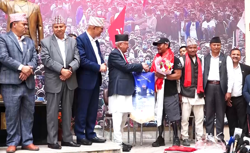 कीर्तिमानी आरोही हरि बुढामगरलाई एमालेकाे सम्मान